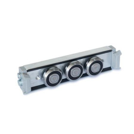 GN 2424 Rollenläufer Form: N - Normal-Rollenläufer, mittige Anordnung<br />Ausführung: X - mit Abstreifer für Festlager-Laufschiene (X-Schiene)
